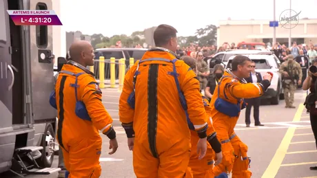 Astronauți pregătiți pentru misiunea Artemis II spre Lună.