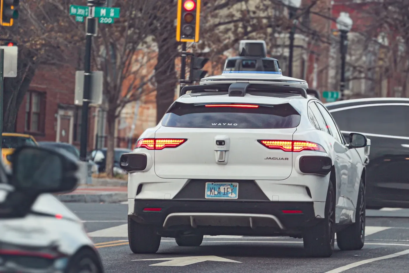 Robotaxiuri Waymo blocate pe străzile din cartierul Buckhead din Atlanta.