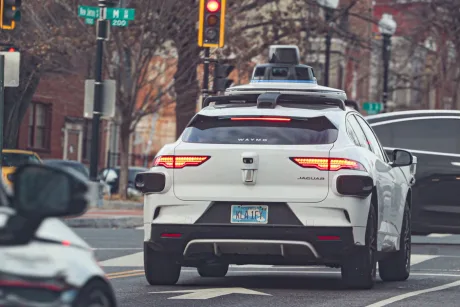 Robotaxiuri Waymo blocate pe străzile din cartierul Buckhead din Atlanta.