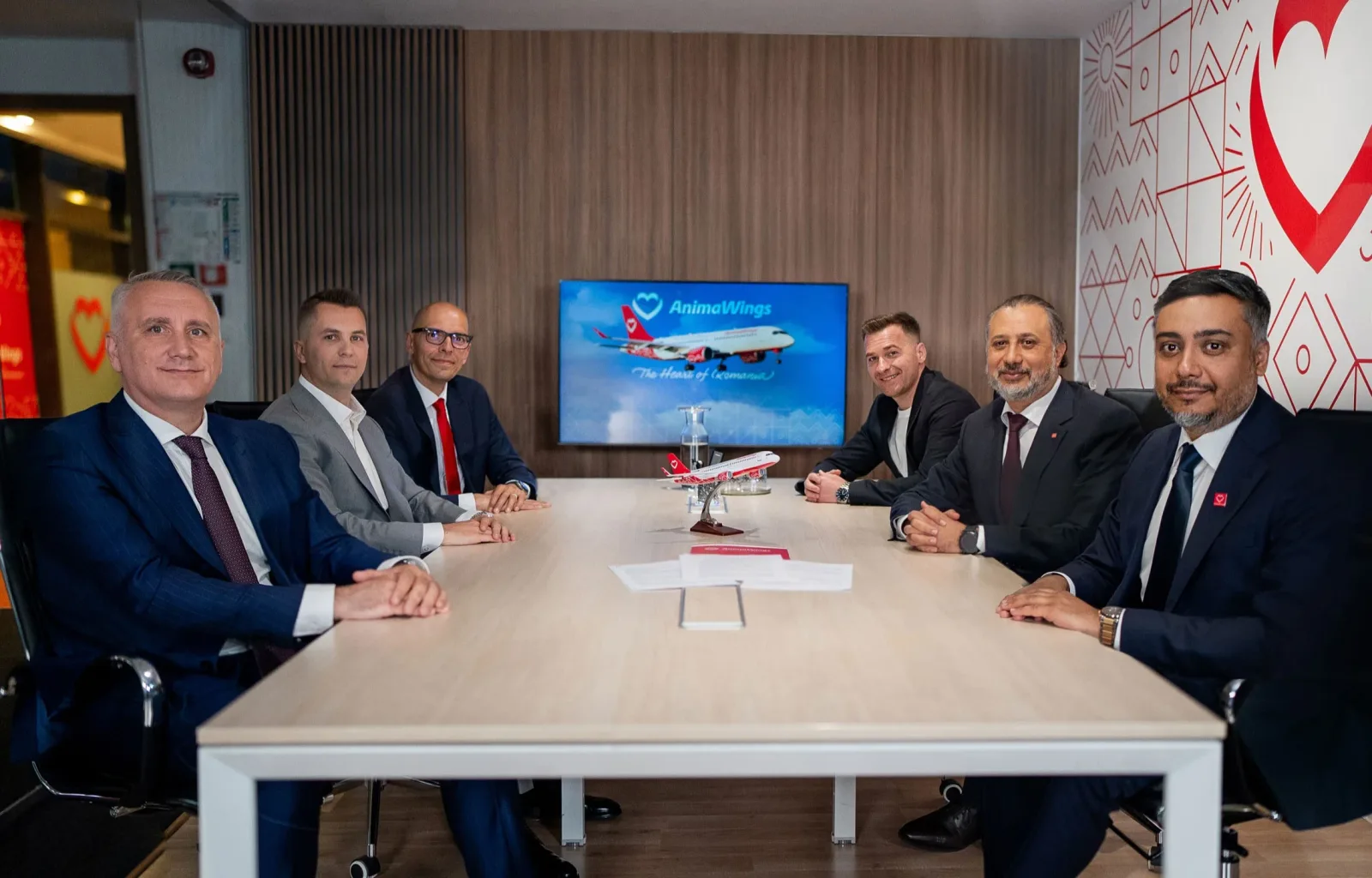 Reuniune pentru semnarea acordului de investiție în AnimaWings.