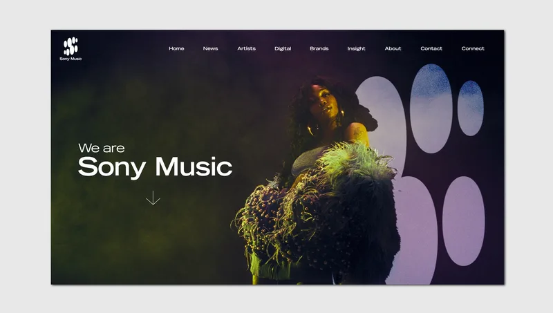 Logo Sony Music cu un artist pe scenă, iluminat artistic.