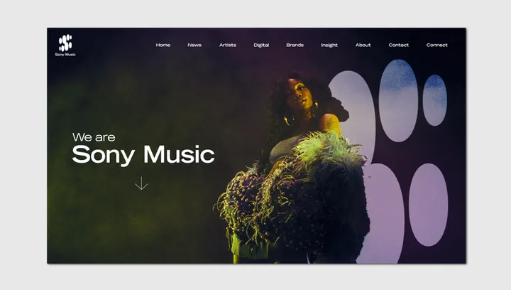 Logo Sony Music cu un artist pe scenă, iluminat artistic.