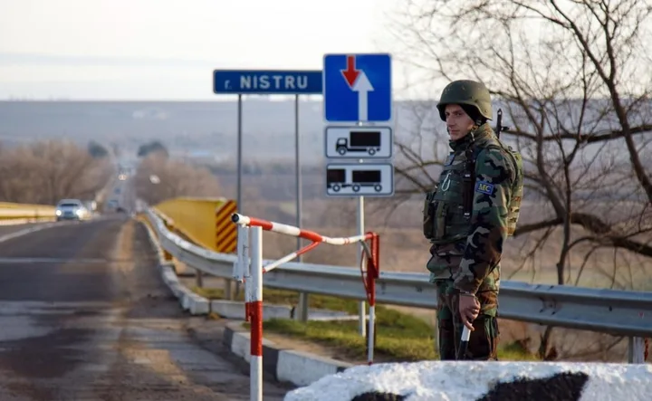 Soldat ucrainean la granița cu Moldova, în contextul măsurilor de apărare.