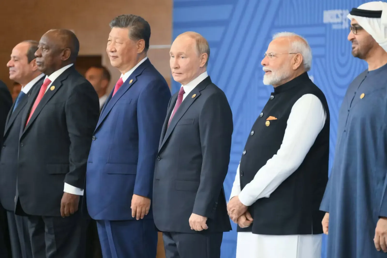 Liderii BRICS la summit, discutând despre inteligența artificială suverană.