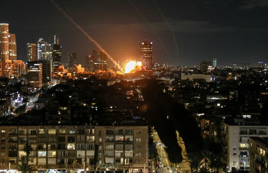 Explozie în oraș, evidențiind tensiunile din Orientul Mijlociu.