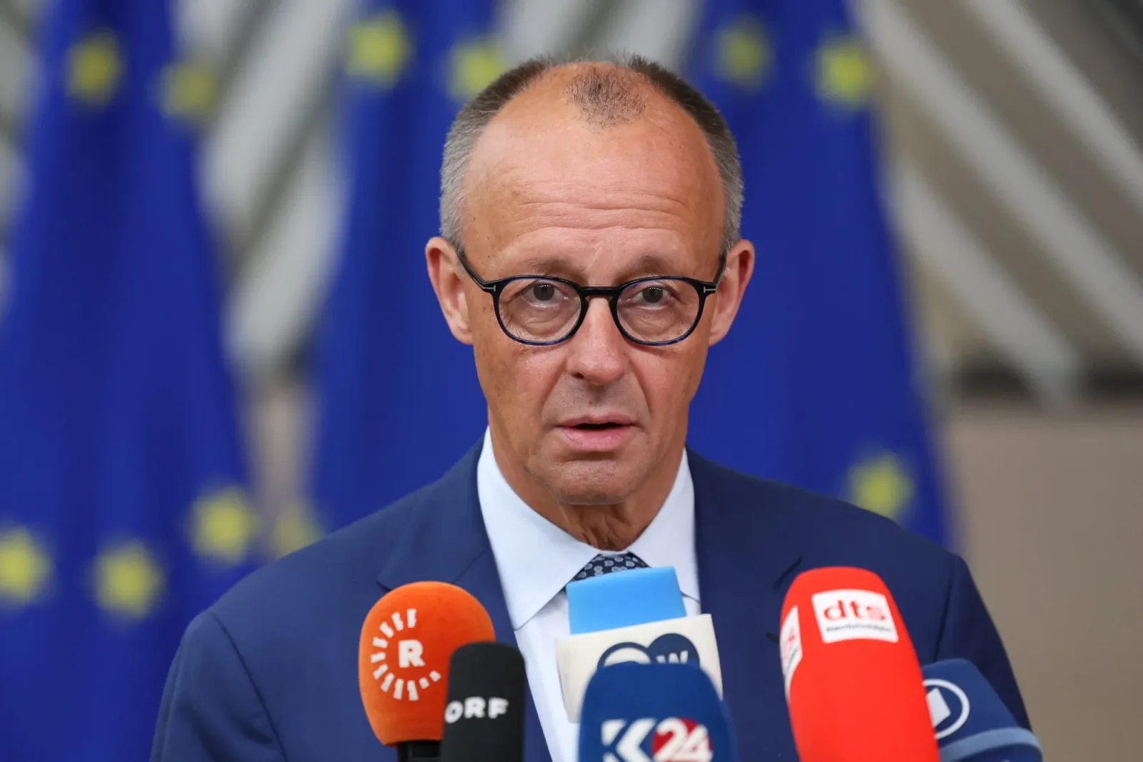 Reprezentant al Uniunii Europene discutând despre securitate cibernetică.