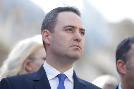 Ministrul Finanțelor discutând despre emisiunea de obligațiuni recente.