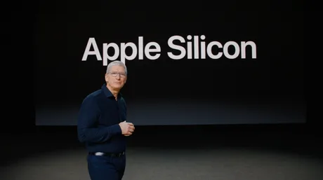 Tim Cook anunțând lansarea de produse noi Apple într-un eveniment important.