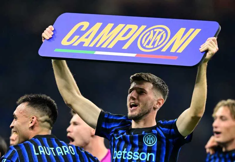 Jucători de la Inter sărbătoresc câștigarea campionatului.
