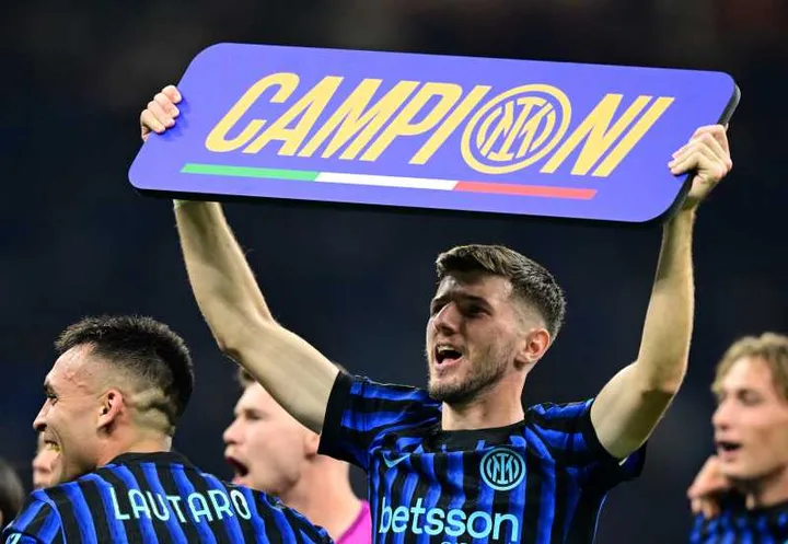 Jucători de la Inter sărbătoresc câștigarea campionatului.