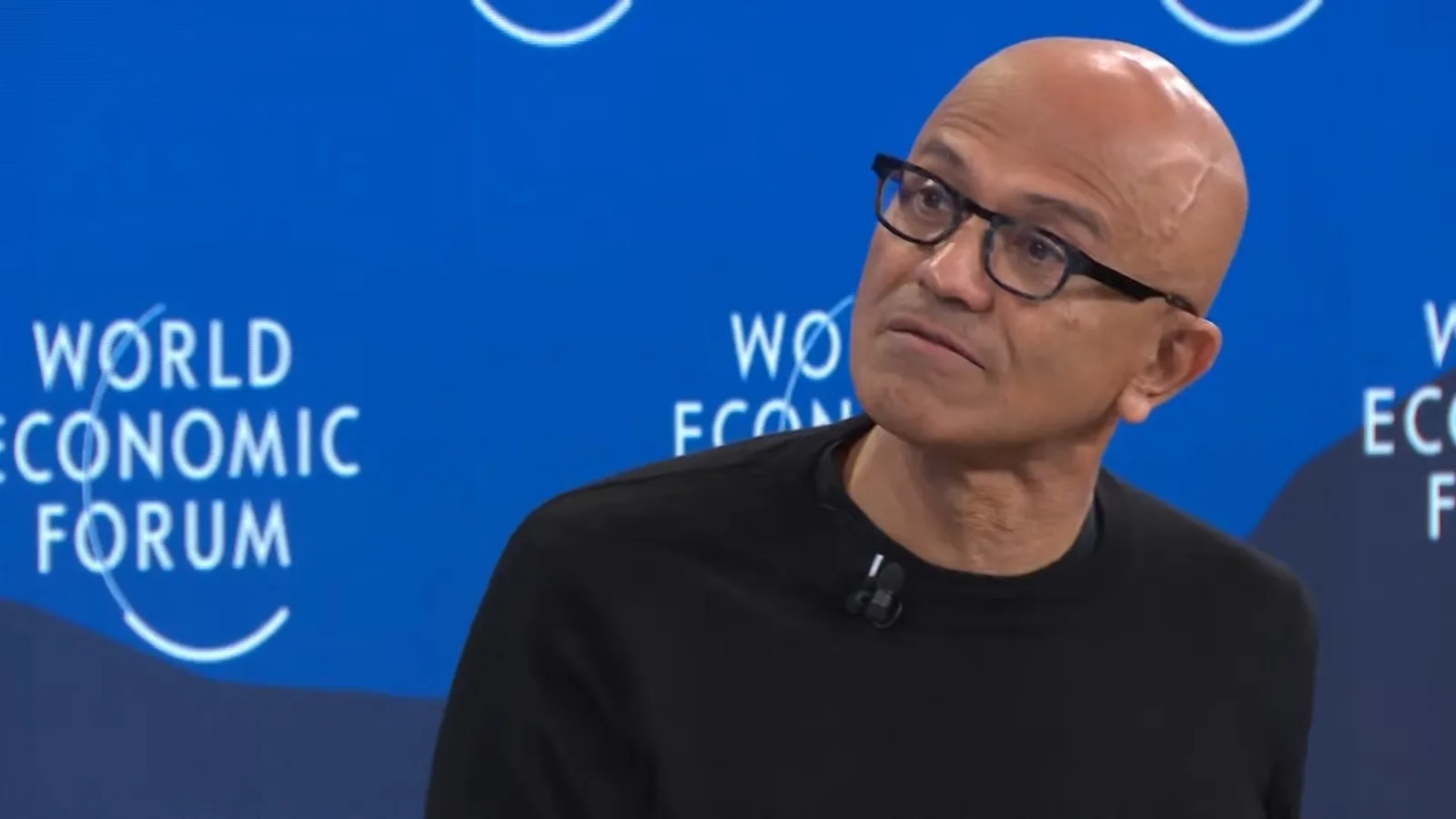 Satya Nadella discutând despre riscurile inteligenței artificiale la Davos.