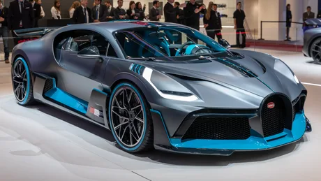 Un hypercar Bugatti expus la un eveniment auto, cu un design sofisticat și detalii elegante.