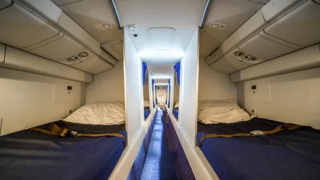 Capsule de dormit pentru pasagerii din clasa economică pe un avion.