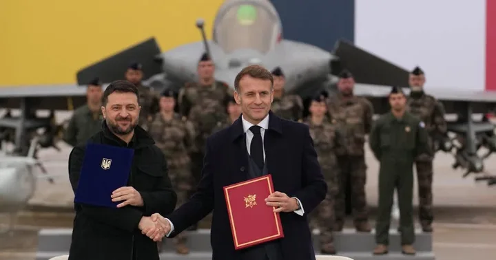 Zelenski și Macron semnează un acord militar important pentru Ucraina.