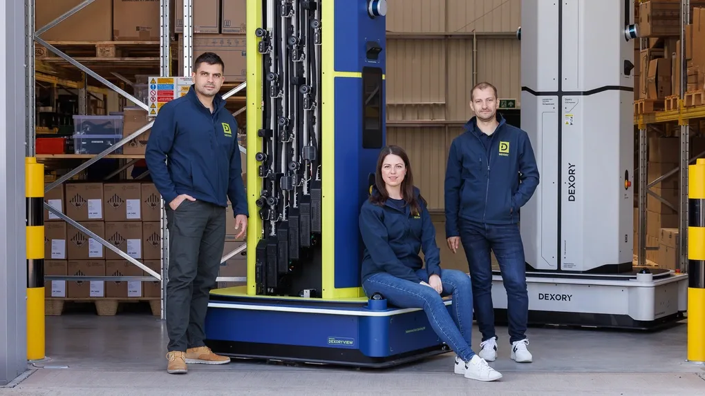 Antreprenorii români la sediul Dexory din Nashville, având un robot autonom alături.