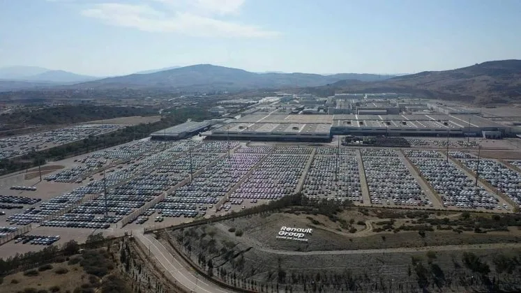 Vedere aeriană a unui parc auto cu vehicule parcate în rânduri ordonate.