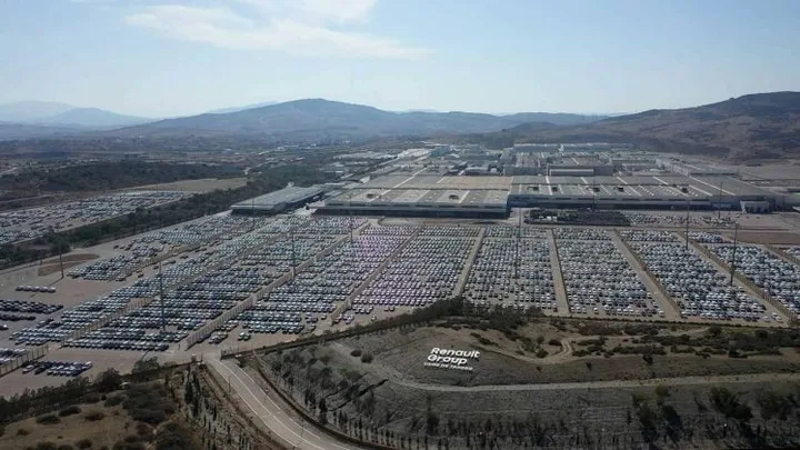 Vedere aeriană a unui parc auto cu vehicule parcate în rânduri ordonate.