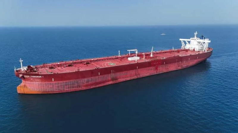 Vapor mare navigând pe ape calme, simbolizând transportul maritim în Golf.