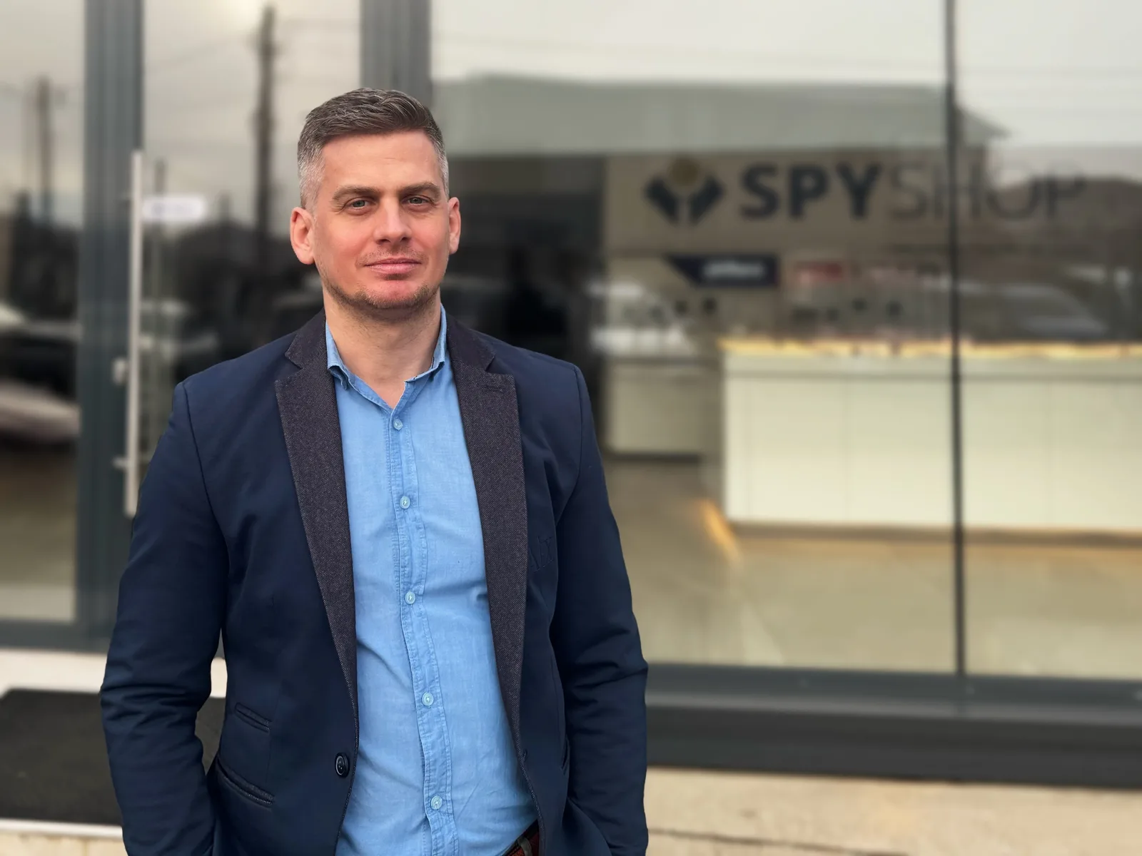 CEO-ul Spy Shop, Florin Marițescu, în fața magazinului.