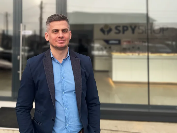 CEO-ul Spy Shop, Florin Marițescu, în fața magazinului.