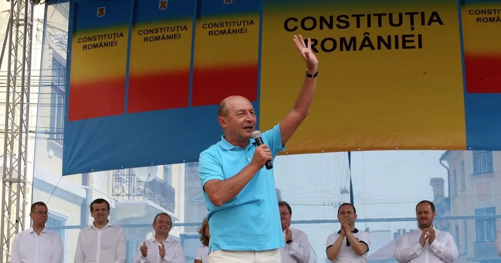 Traian Băsescu la un miting, susținând Constituția României.