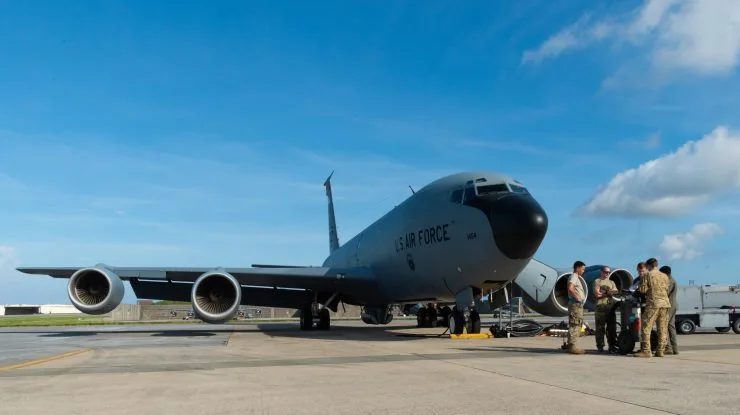 Avioane KC-135 pregătite pentru misiuni de realimentare aeriană în București.