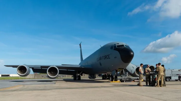 Avioane KC-135 pregătite pentru misiuni de realimentare aeriană în București.