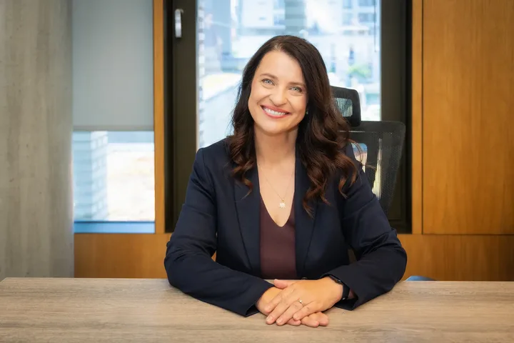 Oana Ilaș, lider în banking, promovează transformarea digitală în servicii financiare.