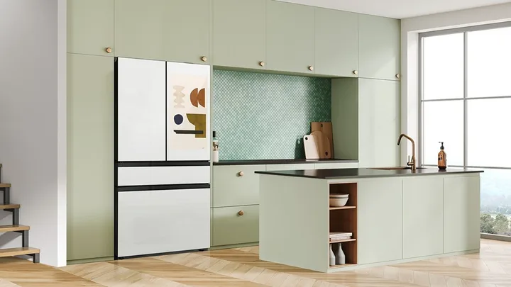 Frigider modern Bespoke AI Family Hub într-o bucătărie elegantă, cu un design minimalist.