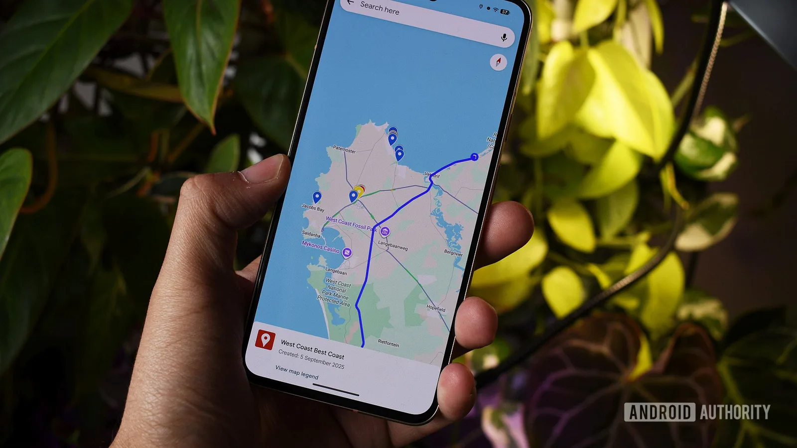 O persoană folosește Google Maps pe un telefon mobil.
