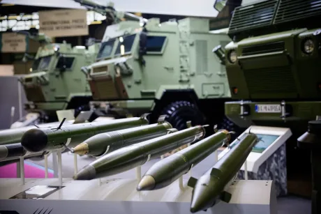 Echipamente militare expuse la un târg de specialitate.