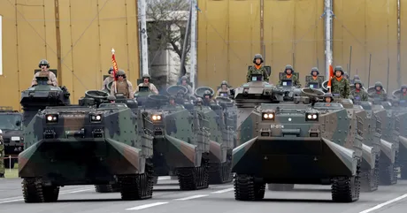 Parada militară în Japonia, cu vehicule blindate și soldați în uniformă.