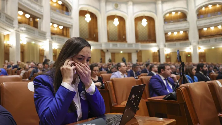 Parlamentari în dezbatere intensă înainte de votul moțiunii de cenzură.