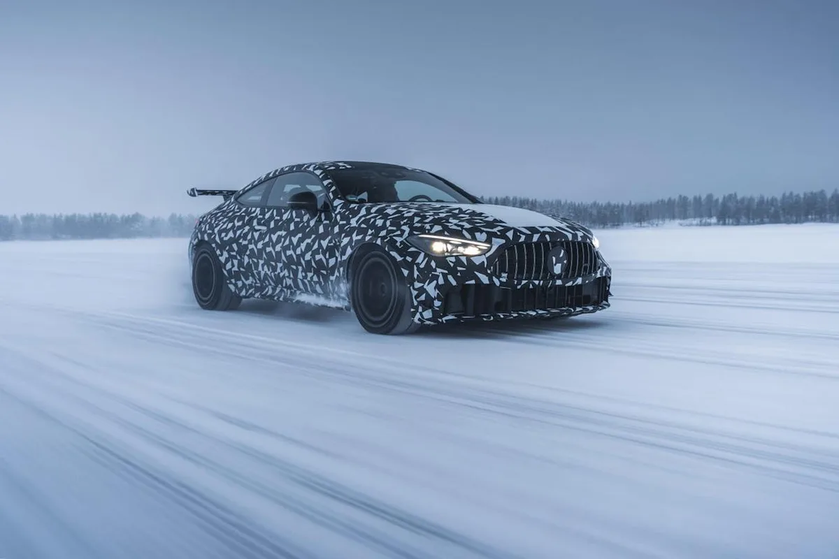 Prototip Mercedes-AMG V8 testat pe zăpadă în Scandinavia.