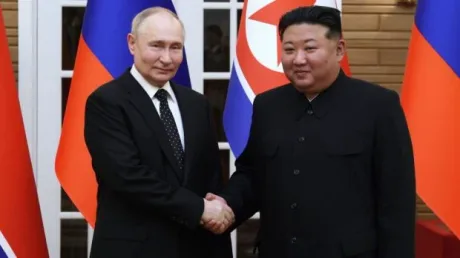 Kim Jong-un și Vladimir Putin la o întâlnire oficială, sub steagurile celor două țări.