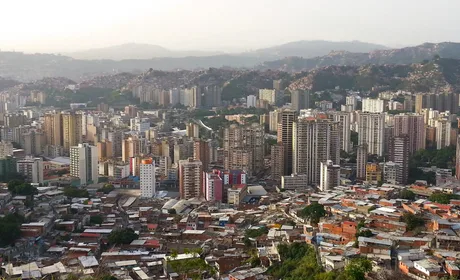 Peisaj urban din Venezuela, cu clădiri moderne și zone mai sărace.