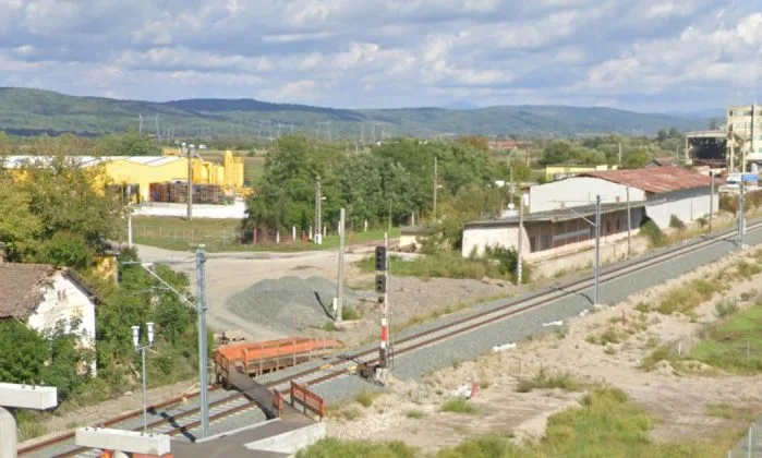 Peisaj feroviar cu lucrări de reabilitare în zona Ilteu-Gurasada.