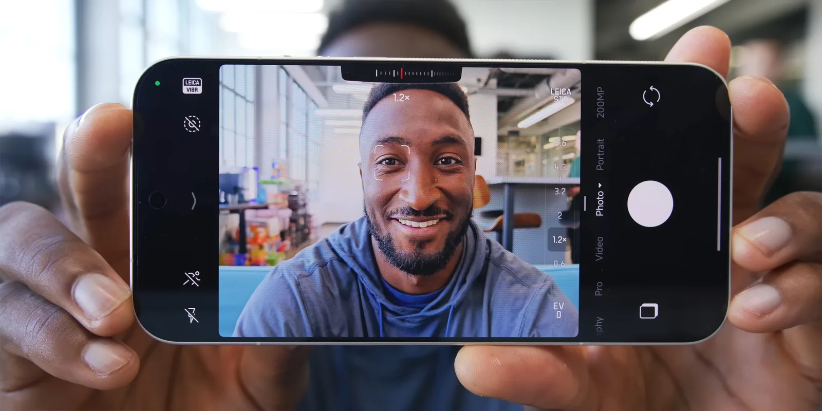 Xiaomi 17 Ultra Leica Edition, un telefon cu cameră avansată și zoom variabil.