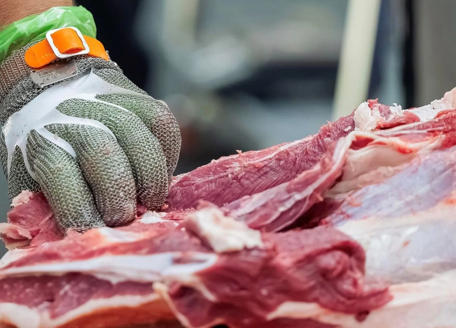 Carne de bovine pregătită pentru procesare, evidențiind scăderea producției.