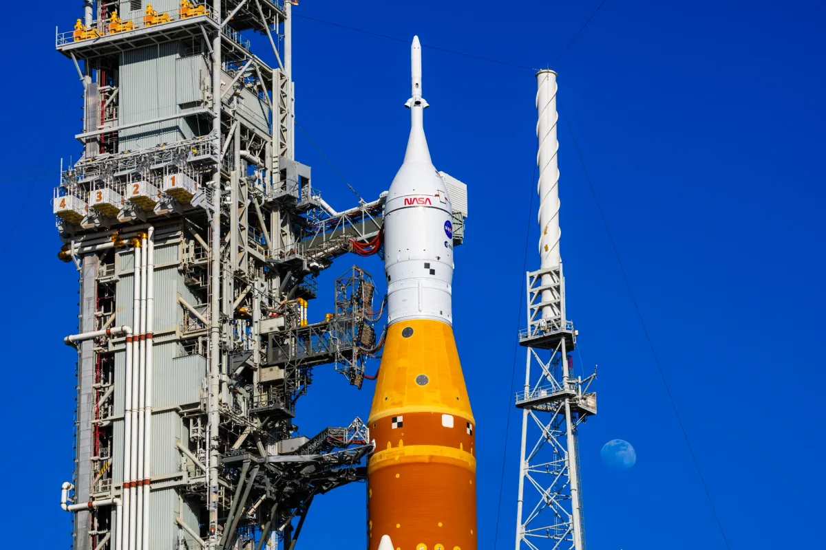 Racheta SLS pregătită pentru lansare la Kennedy Space Center.