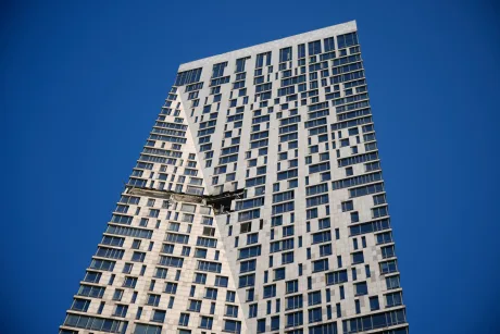 Dronă lovind un bloc de lux în Moscova, provocând pagube semnificative.