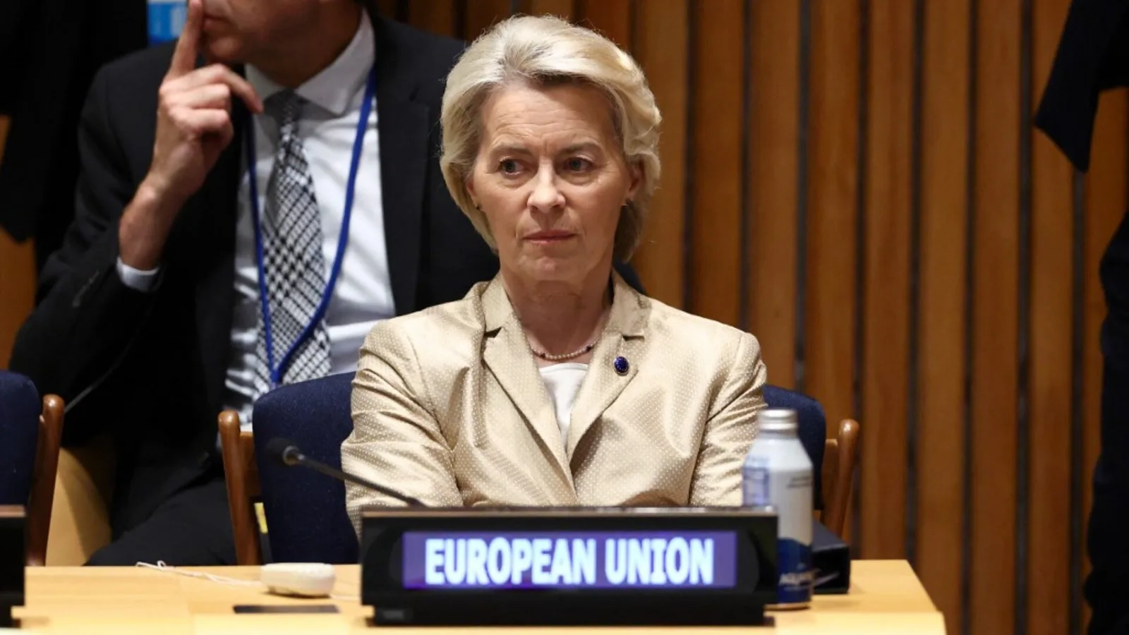Ursula von der Leyen la o conferință, exprimând poziția Uniunii Europene.
