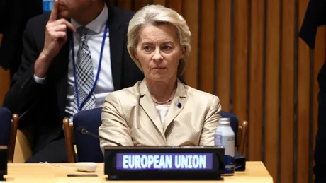 Ursula von der Leyen la o conferință, exprimând poziția Uniunii Europene.