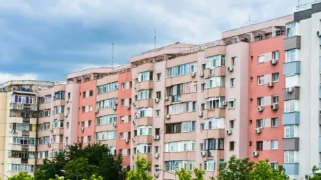 Clădiri de apartamente vechi din București, cu feronerie și aer condiționat.