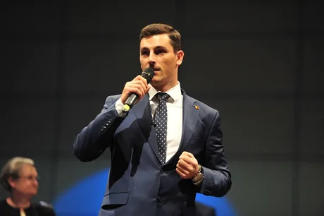 Ionel Bogdan discutând despre stabilitatea politică a României.