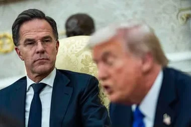 Mark Rutte ascultându-l pe Donald Trump în timpul discuțiilor despre securitatea Strâmtorii Ormuz.