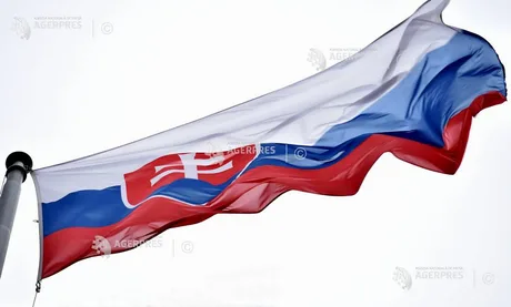 Steagurile Slovaciei și Rusiei fluturând în vânt, simbolizând tensiuni geopolitice.