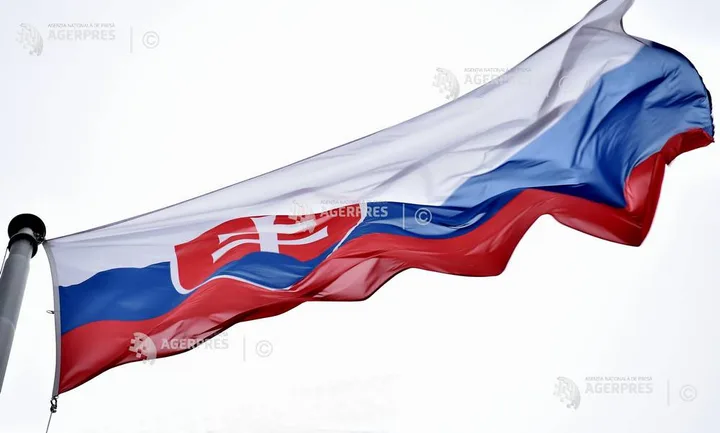 Steagurile Slovaciei și Rusiei fluturând în vânt, simbolizând tensiuni geopolitice.