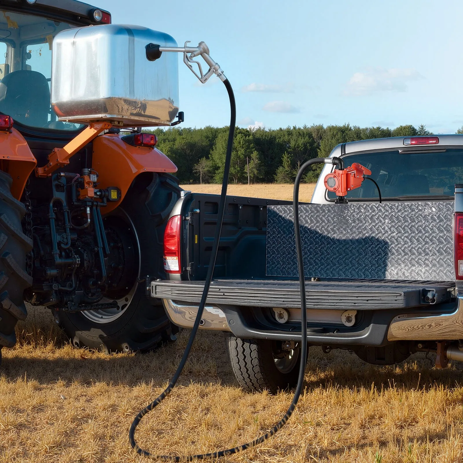 Fermier umplând un rezervor cu motorină pentru utilaje agricole.