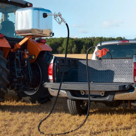 Fermier umplând un rezervor cu motorină pentru utilaje agricole.